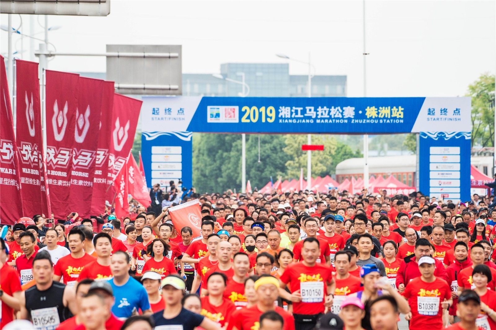2019湘江馬拉松賽株洲站開跑 3000多名選手向五四獻禮